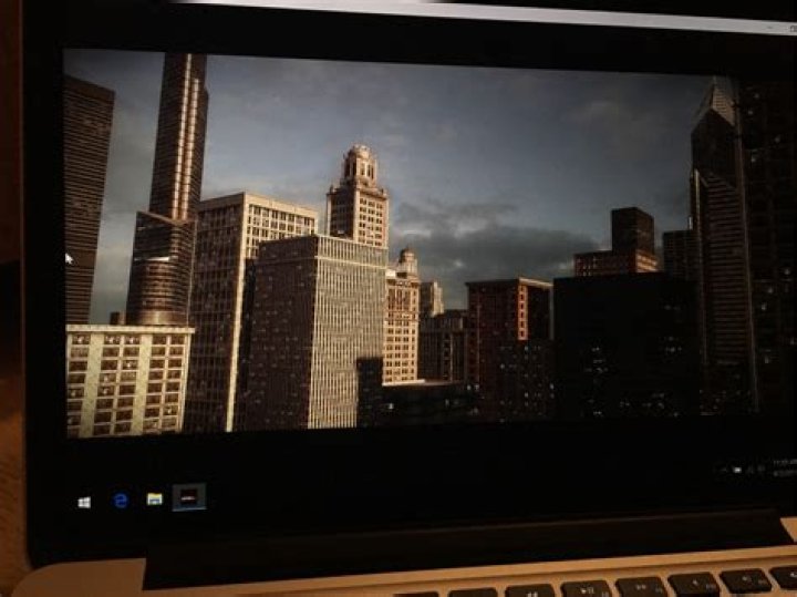 How can I turn on split screen in GRID 2?